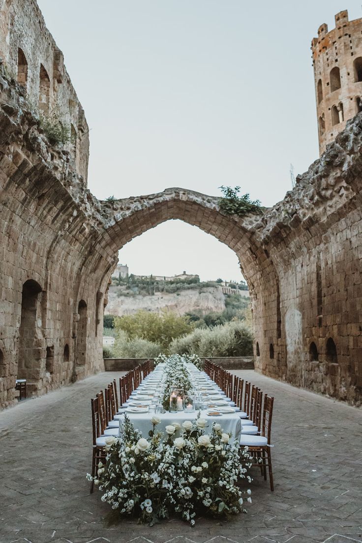 Cortile storico con setup romantico